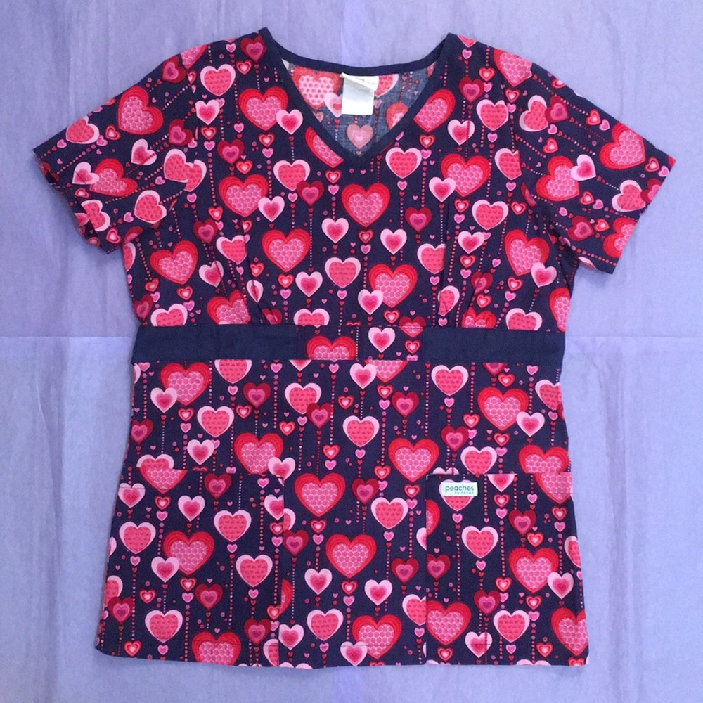 Peaches Hearts Scrub Top Size Small